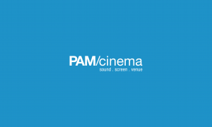 blaue Tafel mit PAMcinema Schriftzug-Logo
